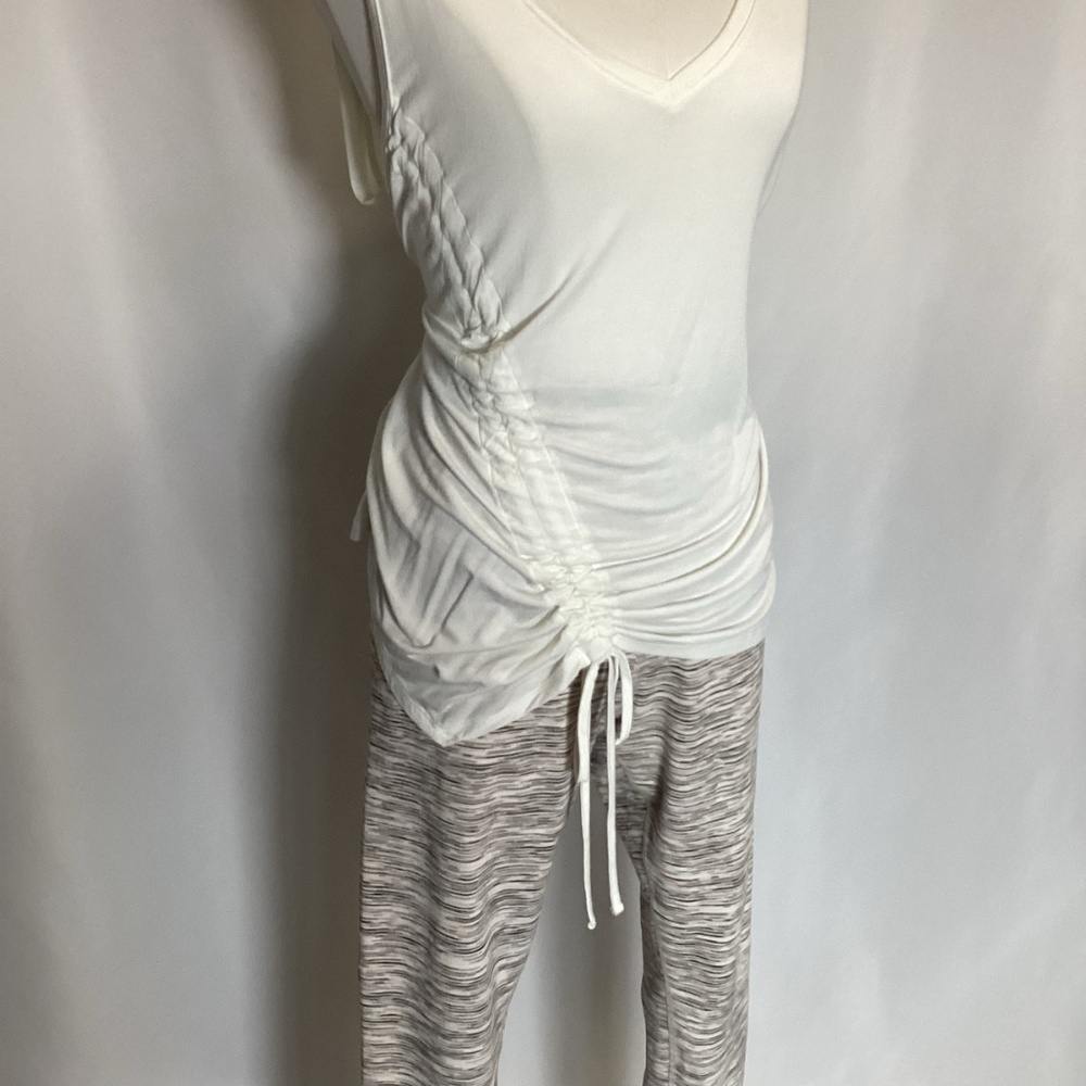938. Express White Sleeveless Tank Size Large NWT